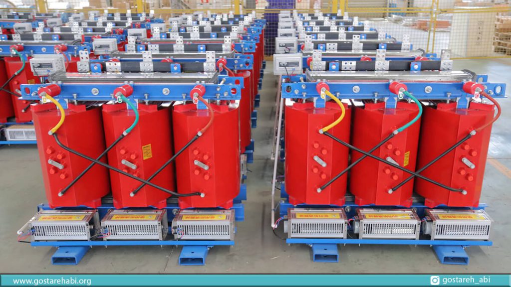 ترانسفورماتورهای خشک با رنگ نهایی قرمز و از نوع ترانسفورماتور سه فاز در کارخانه تهیه و در کنار هم قرار گرفته تا برای بسته بندی آماده شوند.